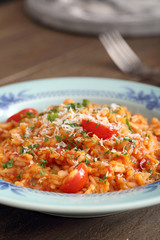 risotto al pomodoro e formaggio cibo vegetariano