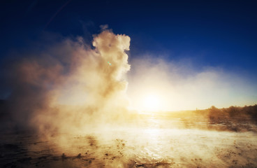 geysers in Iceland. Fantastic kolory.Turysty watch the beauty of the world