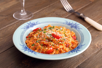 risotto al pomodoro e formaggio cibo vegetariano