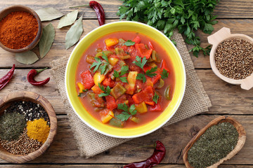 gastronomia vegetariana con peperoni cucinata con salsa di pomodoro
