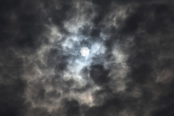 雲から透けて見える太陽「空想・雲のモンスター」何かが潜む、存在感、不気味あなどのイメージ