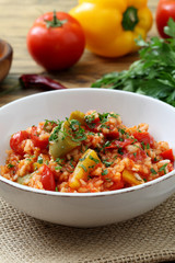 risotto con pomodoro e peperoni cibo vegetariano