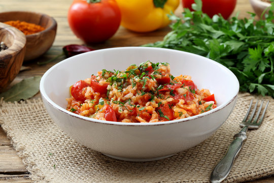 risotto con pomodoro e peperoni cibo vegetariano