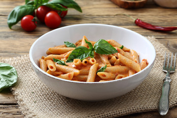 pasta italiana penne con pomodoro e panna
