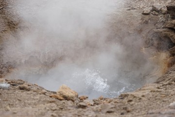 Heiße Quellen und Geysir Strokkur - Landschaft in Islands Süd-Westen / Golden Circle
