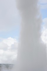 Heiße Quellen und Geysir Strokkur - Landschaft in Islands Süd-Westen / Golden Circle
