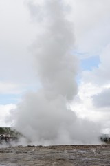 Heiße Quellen und Geysir Strokkur - Landschaft in Islands Süd-Westen / Golden Circle
