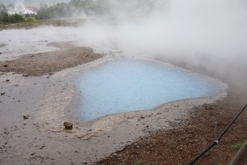 Heiße Quellen und Geysir Strokkur - Landschaft in Islands Süd-Westen / Golden Circle
