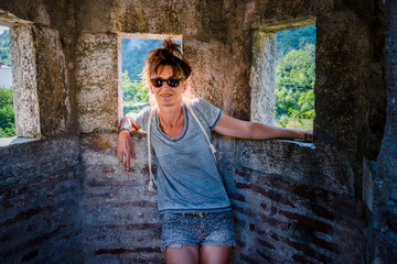 Femme dans les remparts du village de Villefranche-de-Conflent