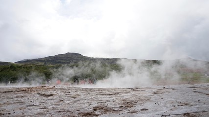 Heiße Quellen und Geysir Strokkur - Landschaft in Islands Süd-Westen / Golden Circle
