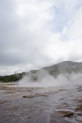 Heiße Quellen und Geysir Strokkur - Landschaft in Islands Süd-Westen / Golden Circle
