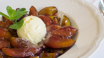 zwetschgen mit vanilleeis