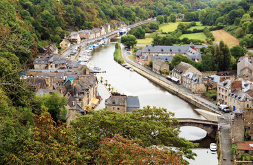 Vue aérienne du port de Dinan