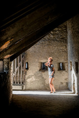 Fototapeta na wymiar Femme dans les remparts du village de Villefranche de Conflent