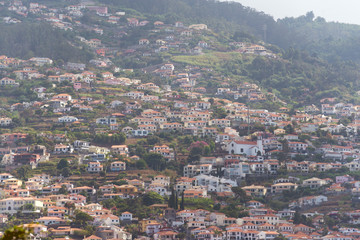 Obraz premium domy na stromych zboczach miasta Funchal, stolicy portugalskiej wyspy Madera