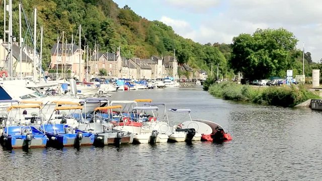 Port de loisirs &agrave; Dinan
