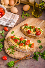 Bread scrambledd eggs