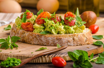 Avocado spread with tomatoes