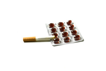 Plaquette de médicaments et cigarette
