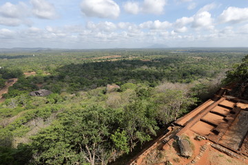 Fototapeta premium Blick vom Löwenfelsen in die Landschaft bei Sigiriya in Sri Lanka 