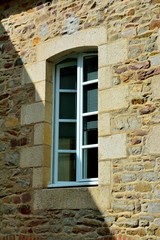 Fenêtre sur un mur ancien rénové