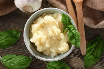 Mashed potatoes in bowl on table