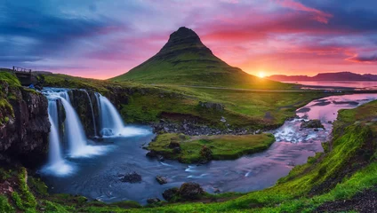 Fototapete Badezimmer Majestätischer Sonnenaufgang mit dem Vulkan Kirkjufell an der Küste der Halbinsel Snaefellsnes. Standort Ort Kirkjufellsfoss Wasserfall, Island, Europa.