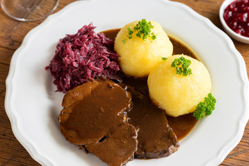 Wildschweinbraten mit Kartoffelknödeln