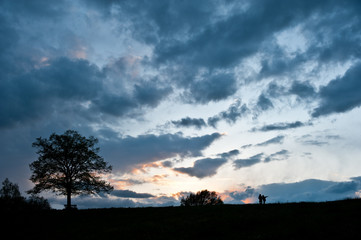 Spaziergang unter dramatischem Abendhimmel