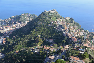 Obraz premium Aussicht von Castelmola auf Taormina