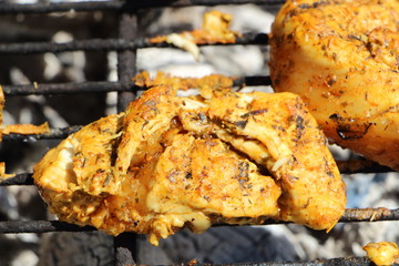 Morceaux de poulet marinés sur le barbecue