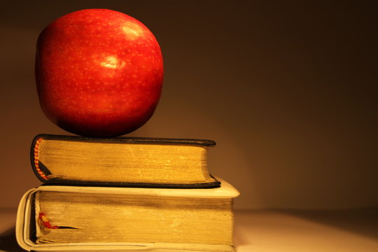 Apfel auf B&uuml;chern