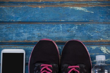 Fototapeta premium Buty sportowe z góry na telefon komórkowy i wodę