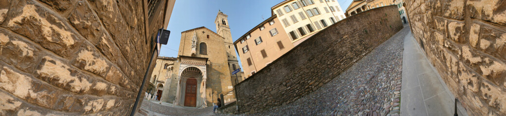 Fototapeta na wymiar Bergamo, il duomo a 360 gradi