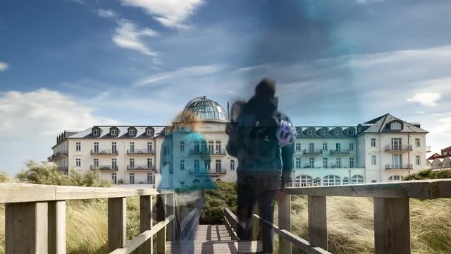Zeitraffer, Wolken ziehen &uuml;ber das Kurhaus auf der Nordseeinsel Juist in Ostfriesland, Deutschland, Europa.