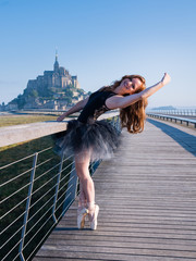 Danseuse classique au Mont St Michel