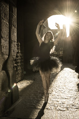 Danseuse sur pointes sous la porte du Mont St Michel