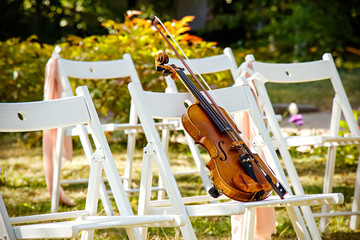 violin on a white chair © Констянтин Батыльчук