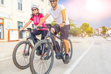 Obraz premium Pärchen mit dem E-Bike im Urlaub im Süden