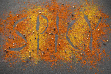 Spicy / Negativabdruck in Paprikapulver und Currypulver mit Pfeffer