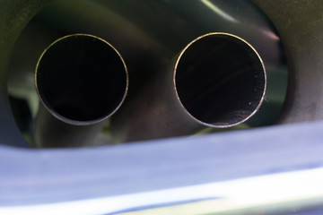 auspuff eines autos von unten