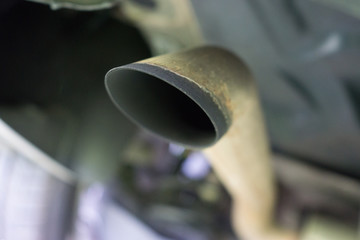 auspuff eines autos von unten