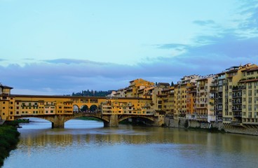 Fototapeta na wymiar Ponte Vecchio bridge on the river arno, Florence Italy.