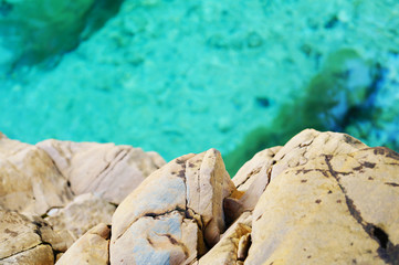 Stein und blaues Wasser dahinter