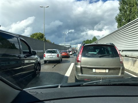 Autostau auf Autostrasse / Sihlhochstrasse in die Stadt Zürich. Strassenverkehr mit Autokolonne