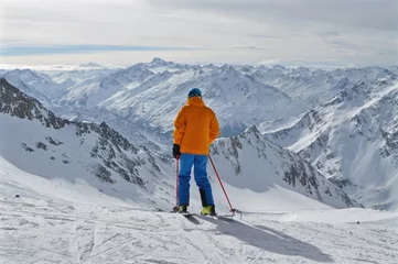 Fotobehang Skifahrer auf Stubaier Gletscher im Tirol in der Bergwelt mit Aussicht auf Tiroler Berge, Ötztal, Obergurgl, Sölden bis ins Kaunertal © hachri