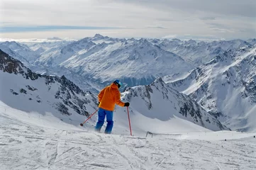 Fotobehang Skifahrer fährt in der weissen, schneebedeckten Bergwelt am Stubaier Gletscher, Tirol - Österreich - Aussicht auf die Schneeberge von Sölden, Obergurgl bis Pitztaler Gletscher © hachri