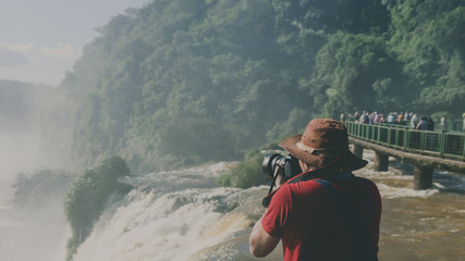 Turista fotografando nas Cataratas do Iguaçu