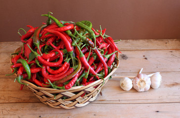 cesto di peperoncini  ed agli