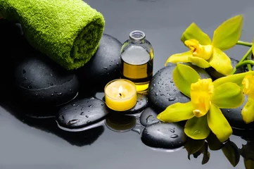 Fototapeten Spa-Konzept – gelbe Orchidee und grünes Handtuch, Kerze, Öl © Mee Ting